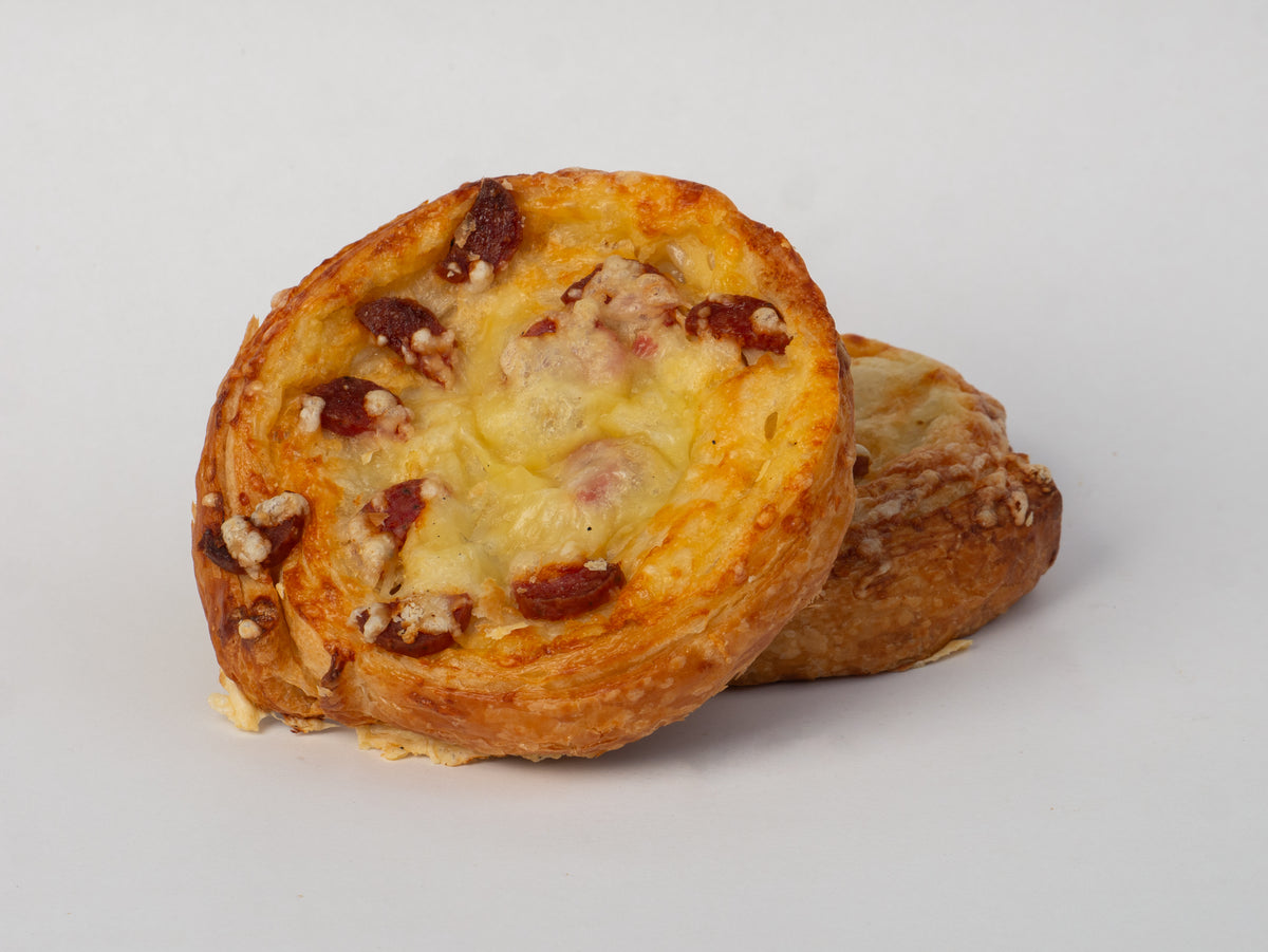 Kaasbroodje van Bakkerijt op een schaal